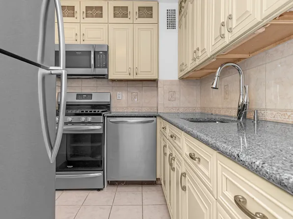 305 East 24th Street 3X image 3 of 10