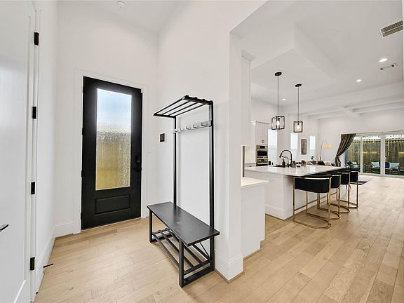 3rd image of 1306 Laird St