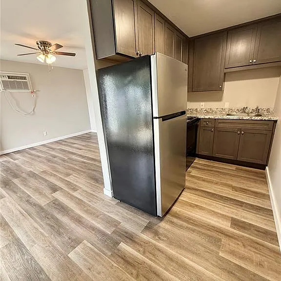 103 E 7th St #1 — Photo 8