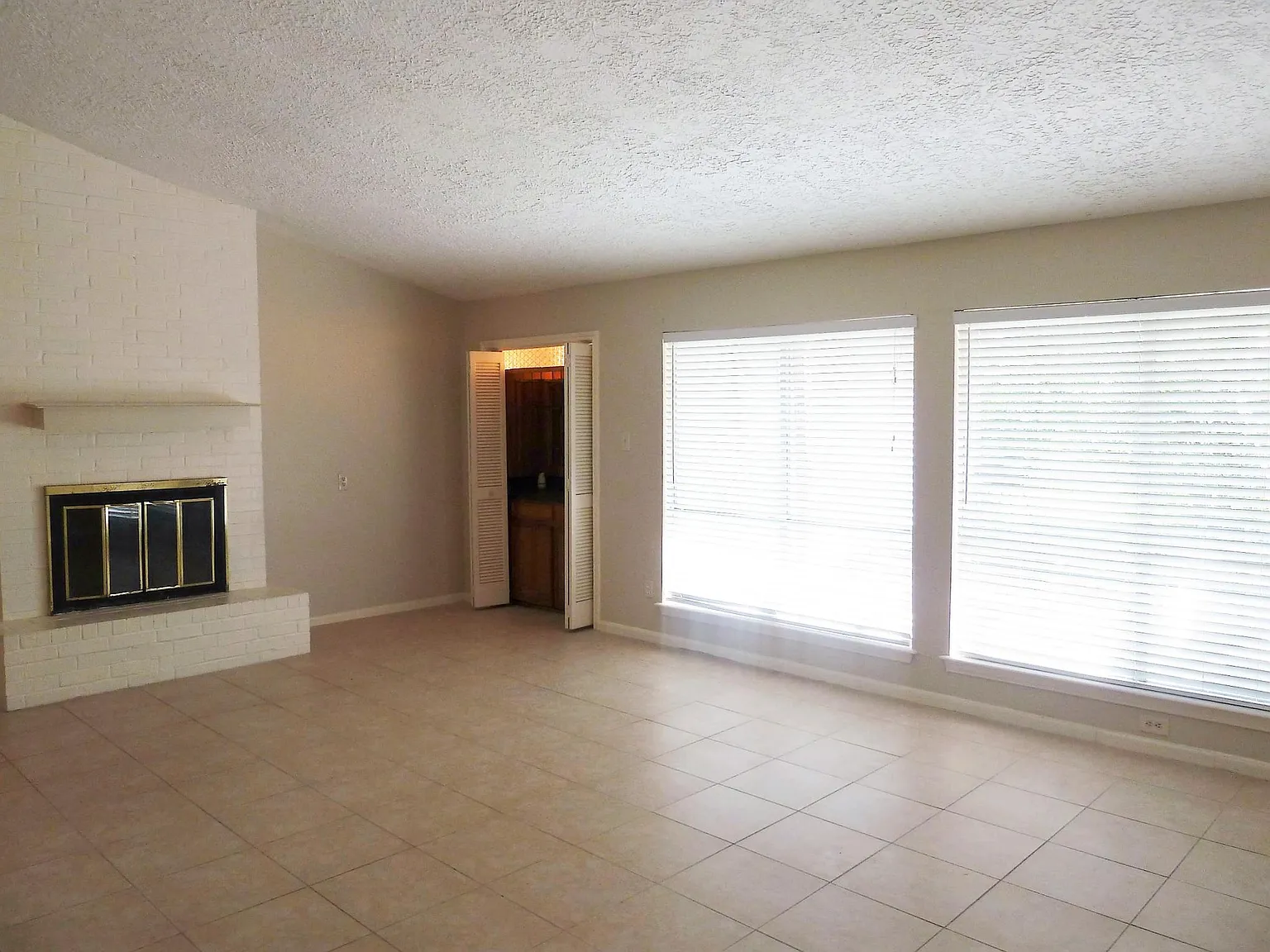 2407 Quail Valley Dr E — Photo 2