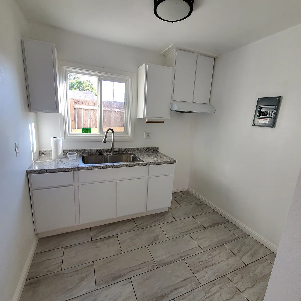 Building Photo - 9821 Dearborn Ave #C