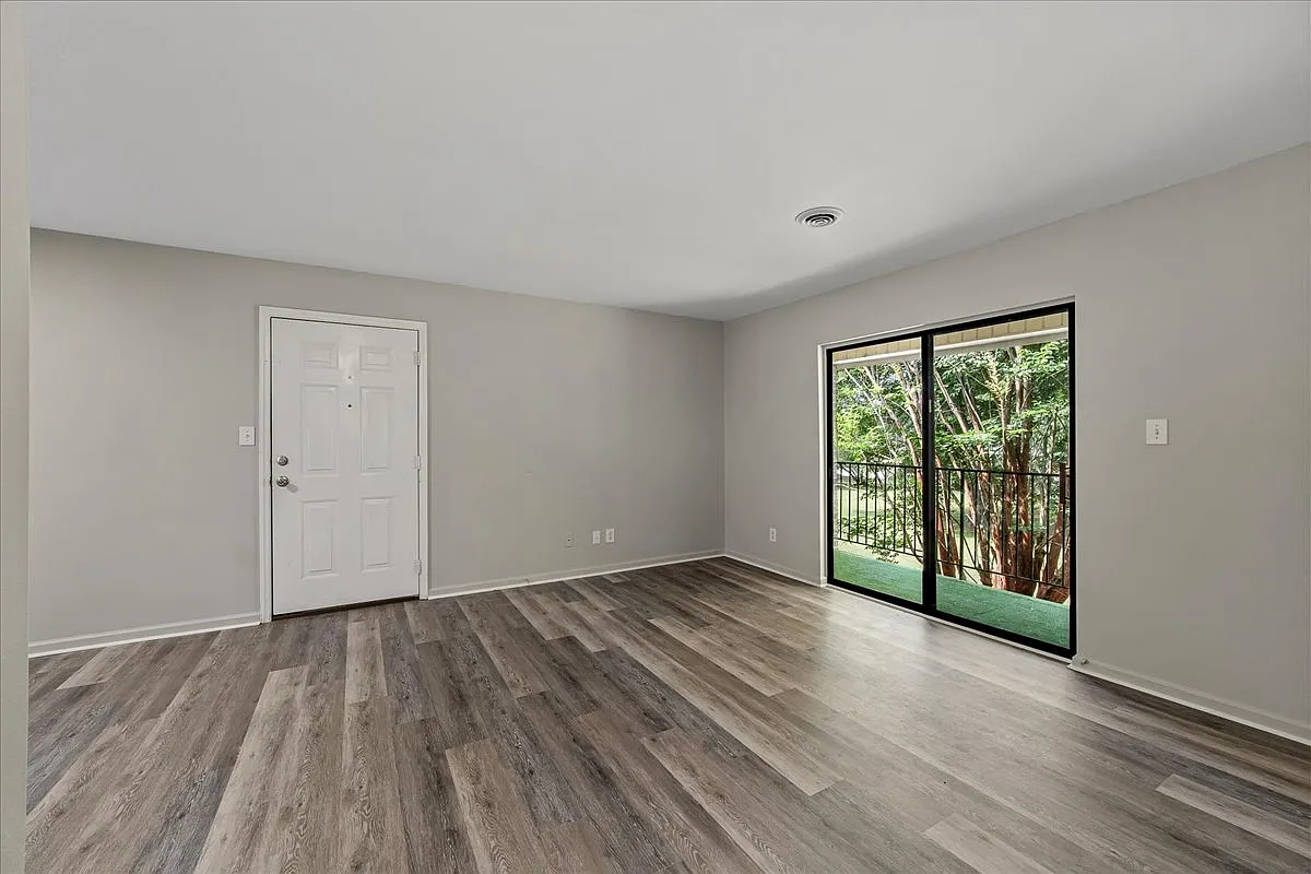 2 bed, 1015 sqft, $1,375 — Photo 3
