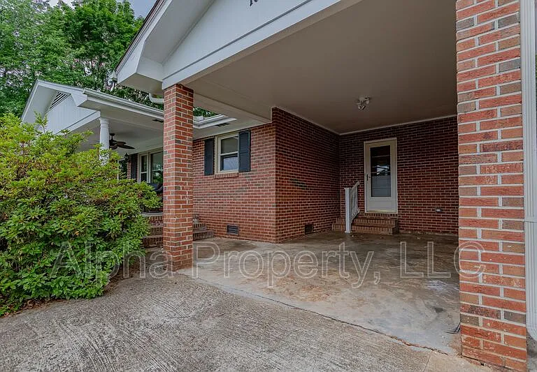 109 Roberts Cir — Photo 2