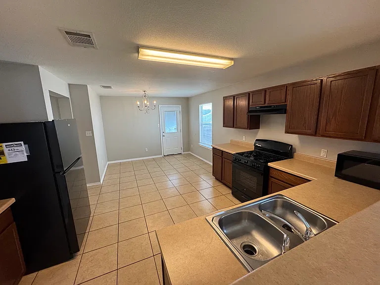 6733 Plains Crest Dr — Photo 2