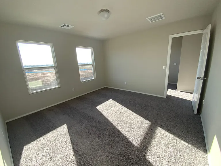 1841 Easton Ln — Photo 2