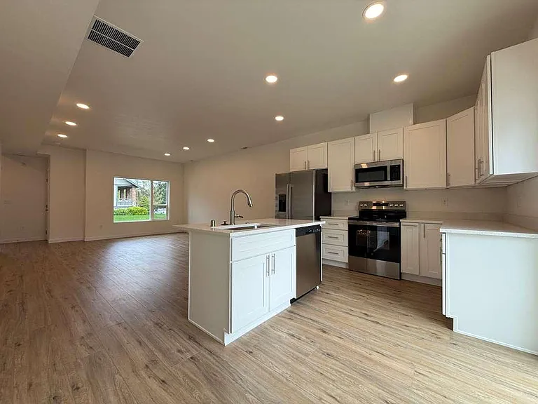 3925 E 32nd Ave #2 — Photo 7