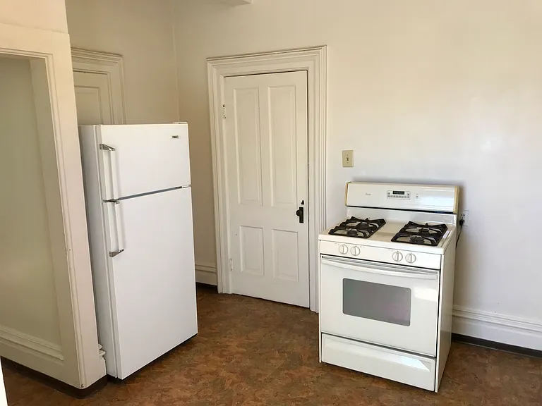 719 E Grand Ave #4 — Photo 5