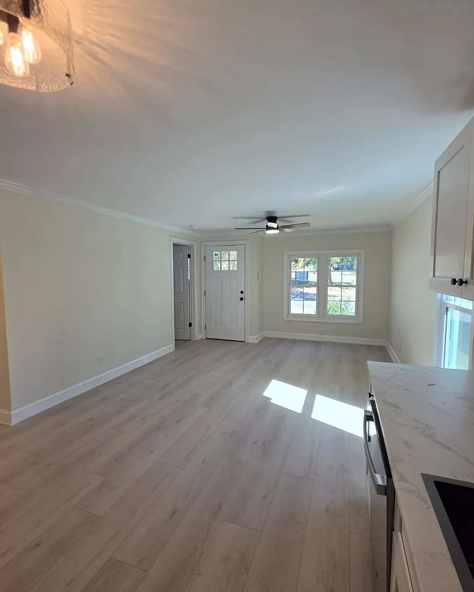 3 bed, 917 sqft, $1,200 — Photo 3