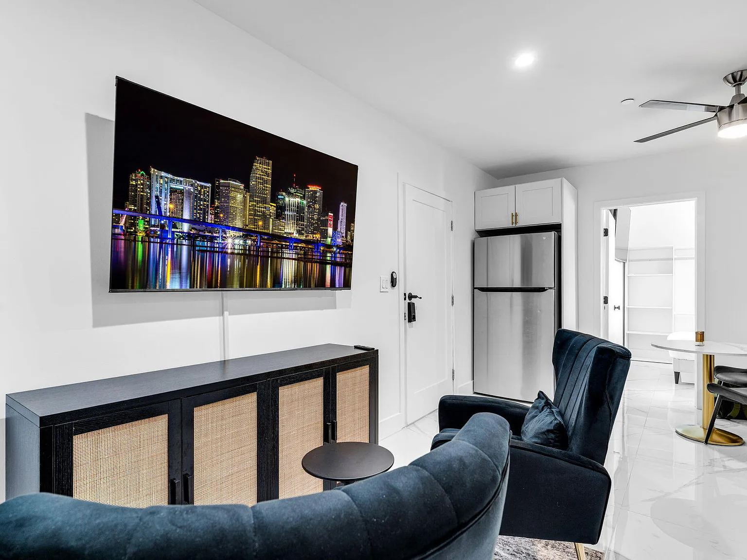 2 bed, 1.0 bath, $2,500 — Photo 3