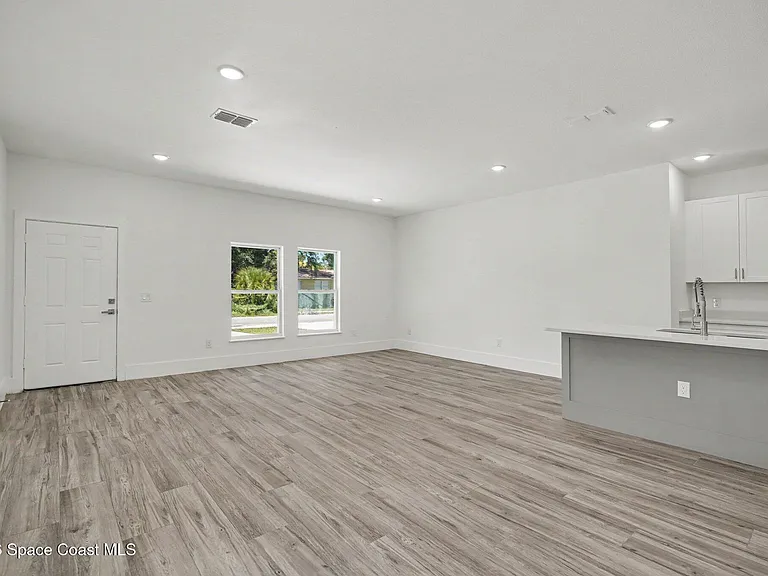 19 Travis St #102 — Photo 4