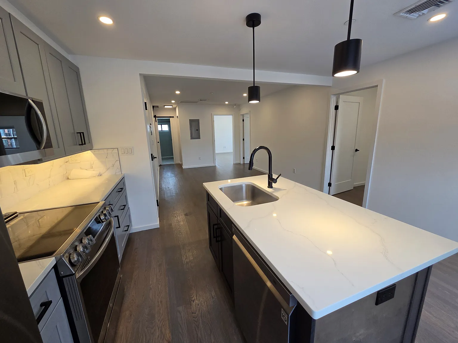 20-01 Steinway Street — Photo 2