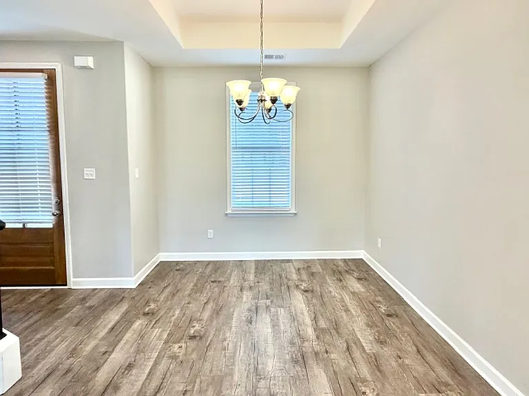5560 Lakeside Cir W — Photo 4