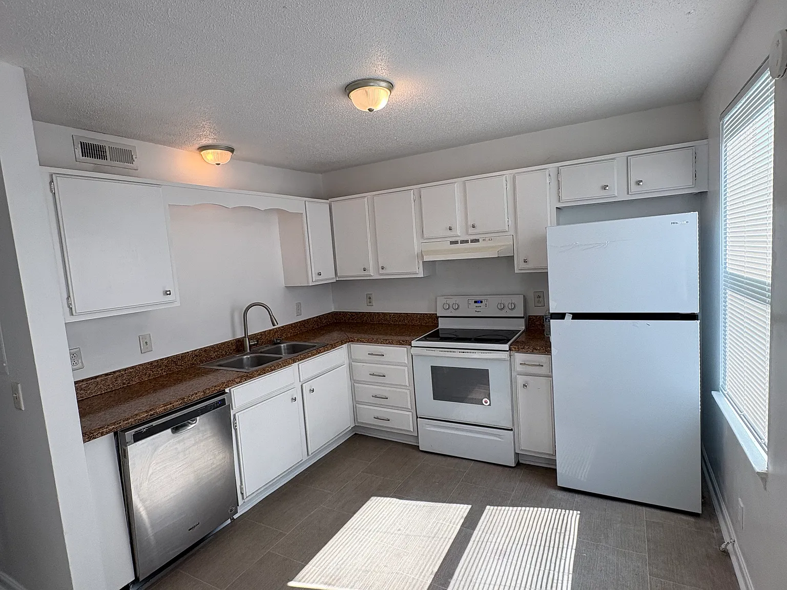 3605 Willow Creek Ct — Photo 4