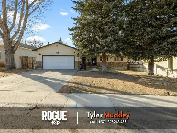 809 S 1st St, Glenrock, WY 82637