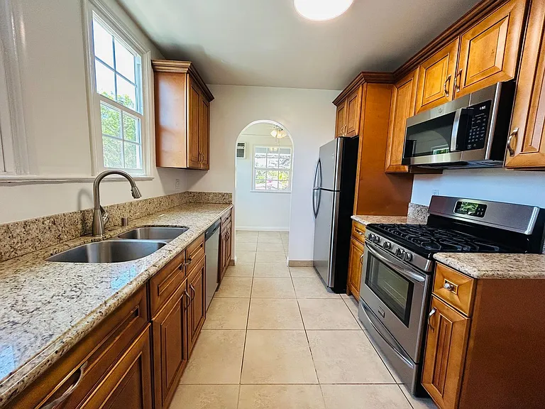 340-342 N Harper Ave — Photo 6