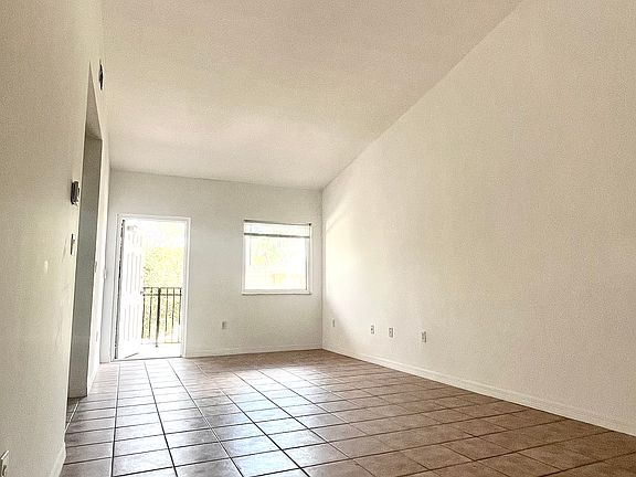 4th image of 930 NE 33rd Ter Unit 203