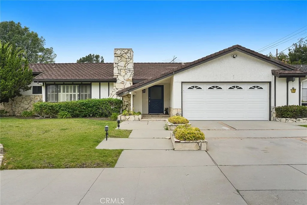 3 bed, 2348 sqft, $4,950 — Photo 2