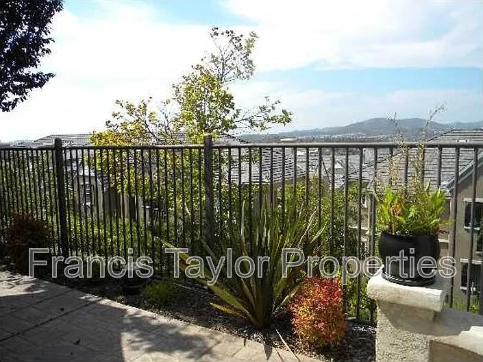 176 Aurora Ave — Photo 12