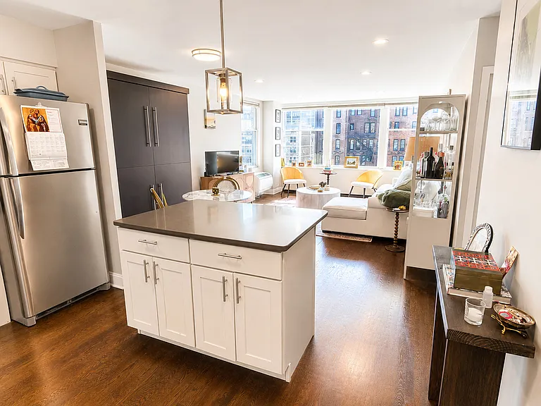 30 E Elm St #21C — Photo 8