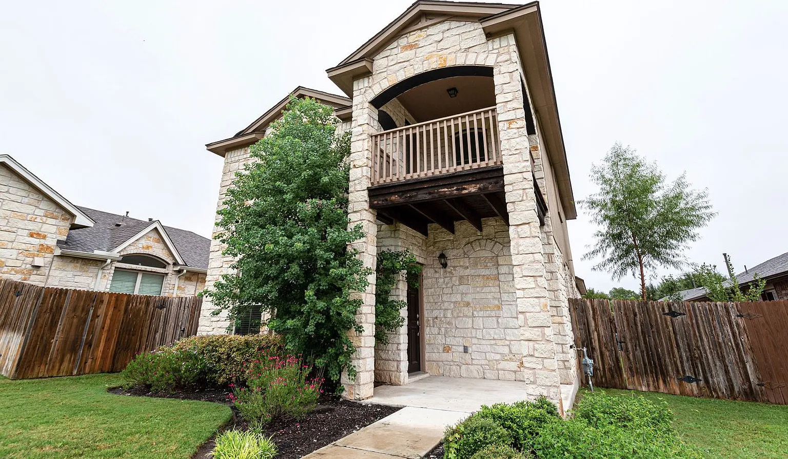 4BR / 2.5BA Home in Round Rock Covered Porch, Private Balcony & 2-Car Garage — Photo 3
