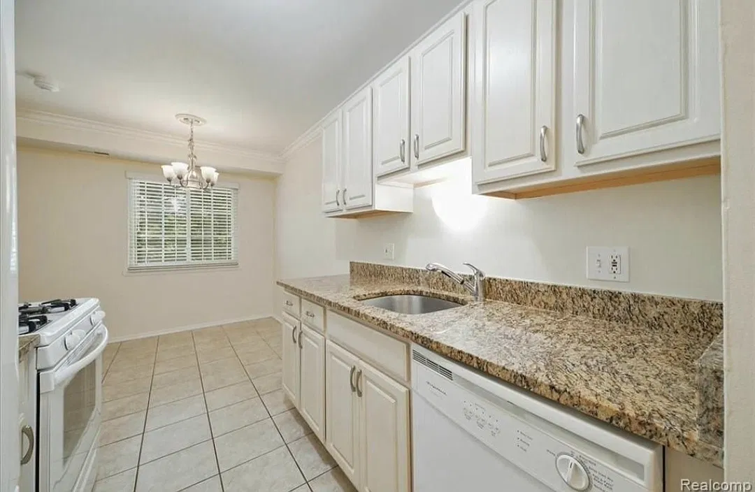 2 bed, 1.5 bath, 1000 sqft, $1,400 — Photo 3