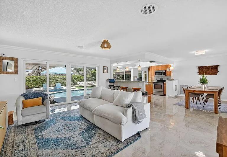 424 SW 7th Way — Photo 9