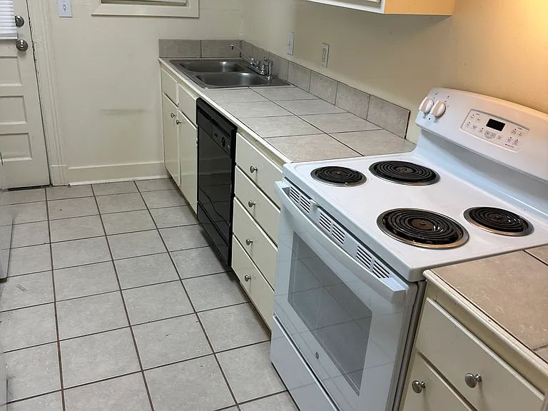 955 Carlisle St #2 — Photo 5
