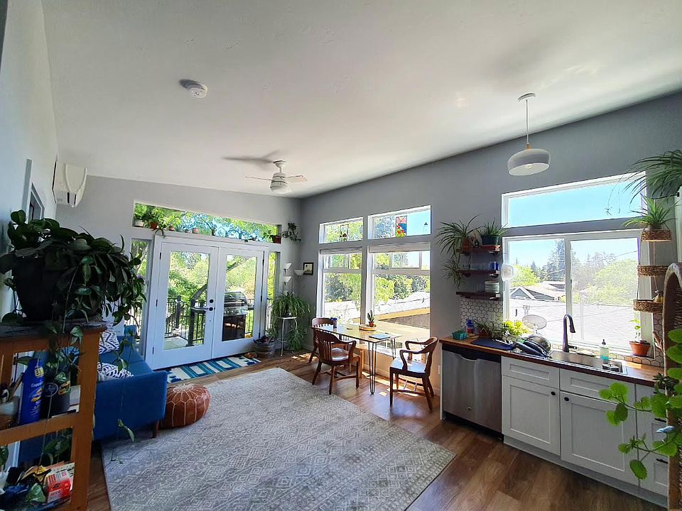 Main living area with view onto the deck
