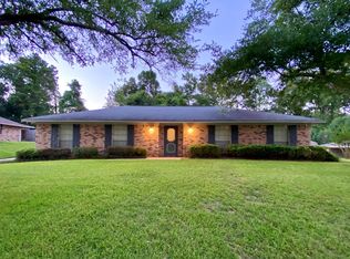 421 Ridgewood St, Vicksburg, MS 39180