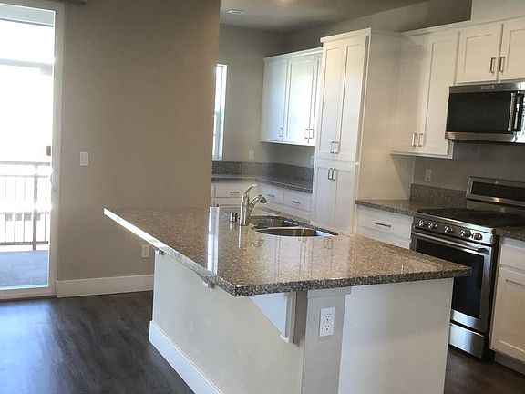 4th image of 686 E Cotati Ave