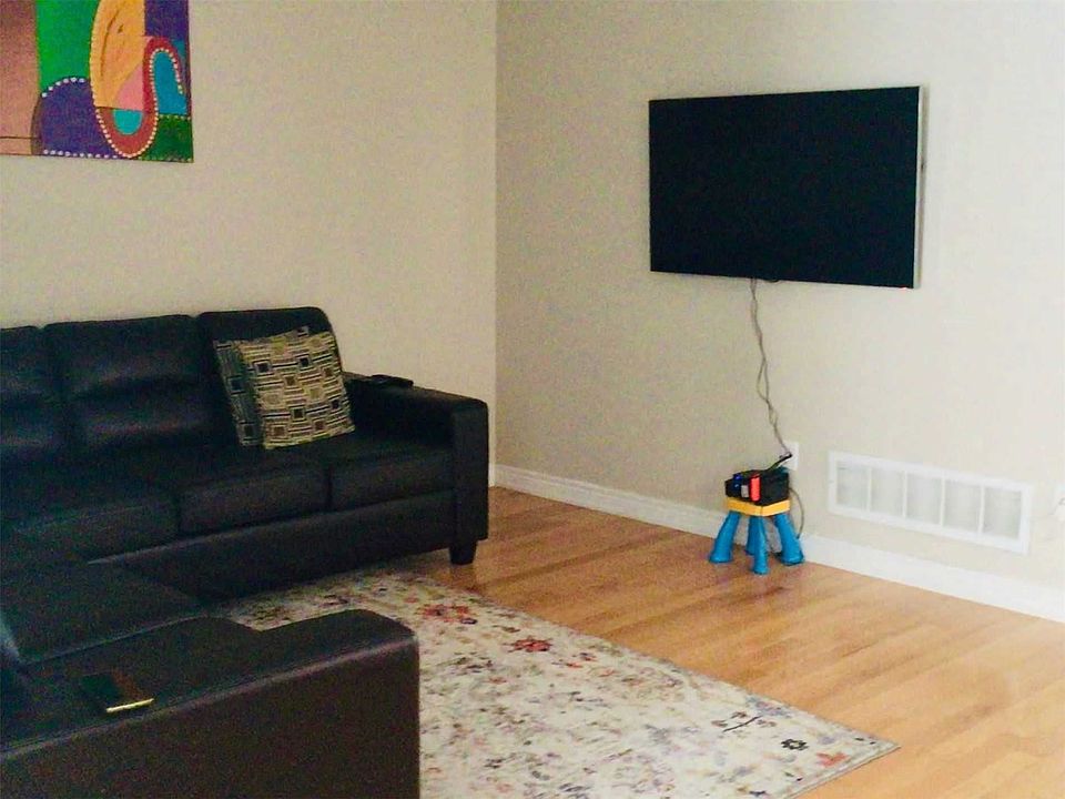 2nd image of 100 Vanderpool Cres