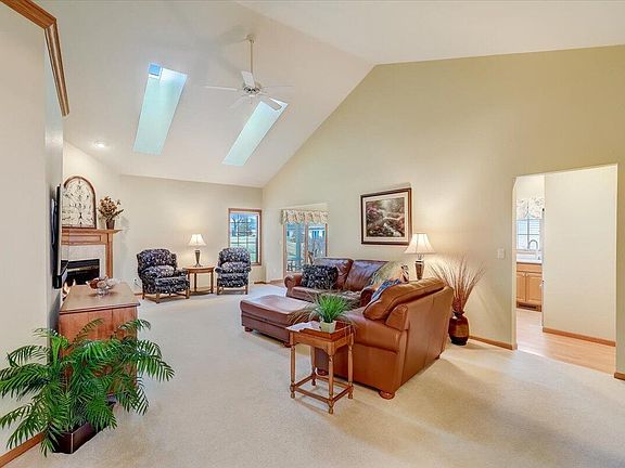 3rd image of W203N16270 White Oak Cir