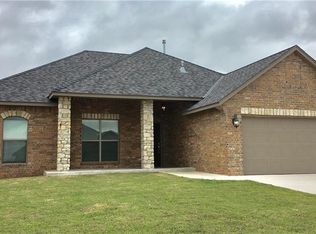 835 SW 14th St, Moore, OK 73160