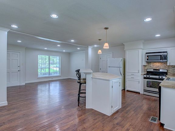 3rd image of 2707 Ottawa Dr