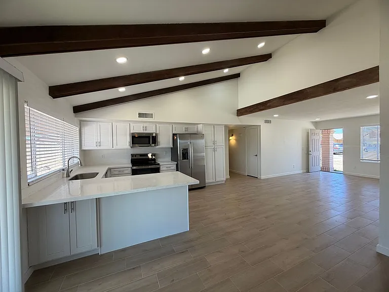 12658 N 42nd Ave — Photo 5