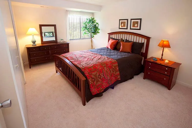 METRO TOWER APARTMENTS — Photo 4