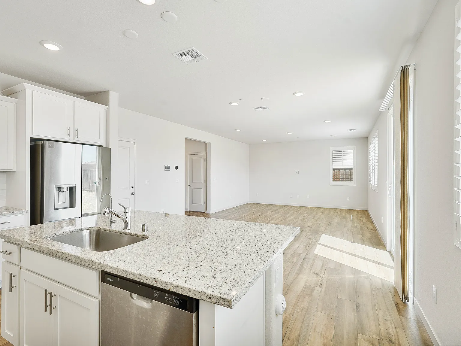 4 bed, 2030 sqft, $3,800 — Photo 3
