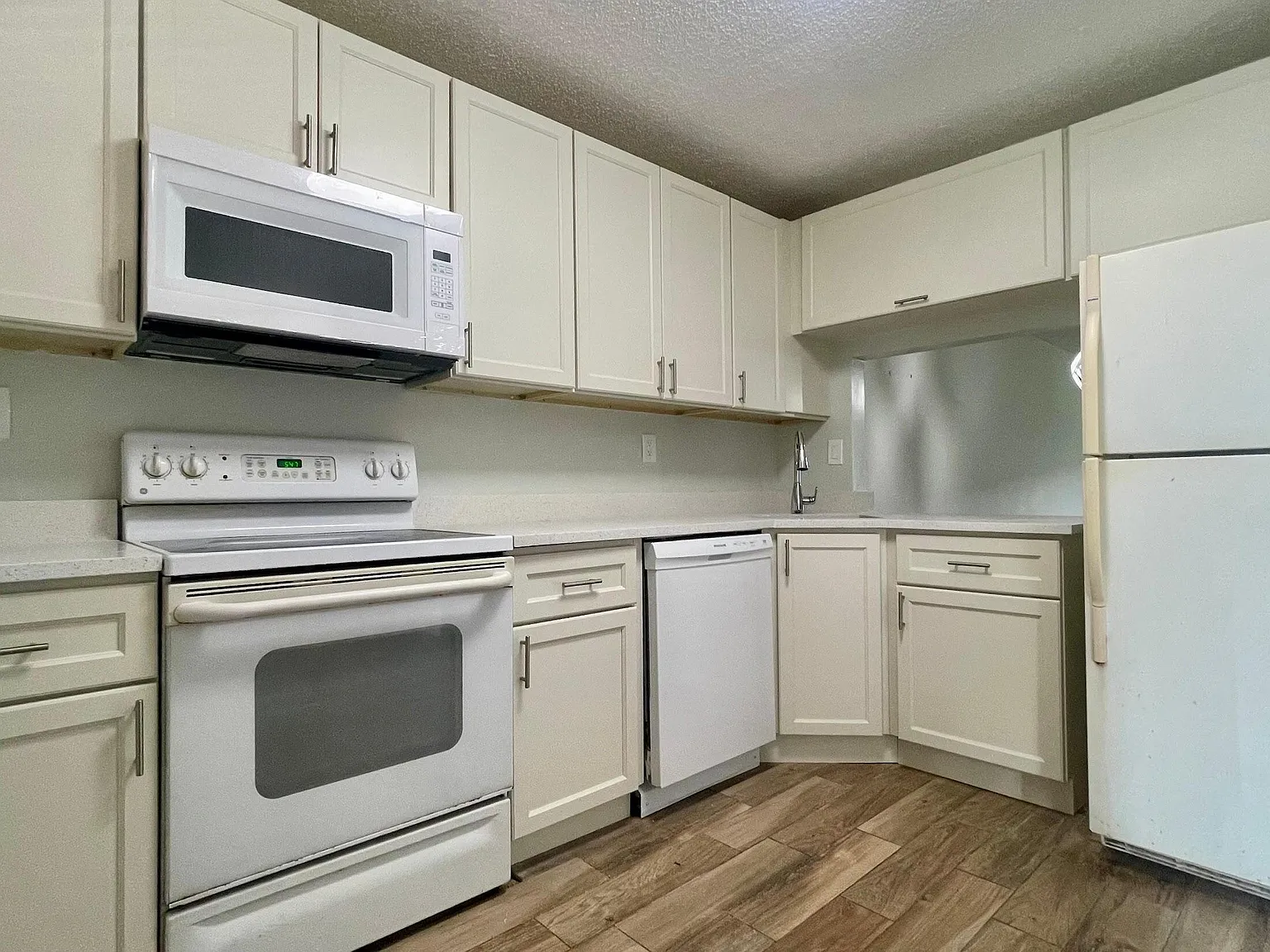 2 bed, 2.0 bath, 900 sqft, $1,900 — Photo 4
