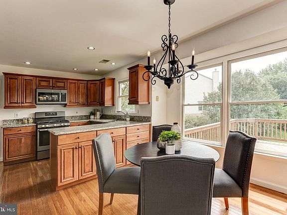 3rd image of 43903 Glenhazel Dr