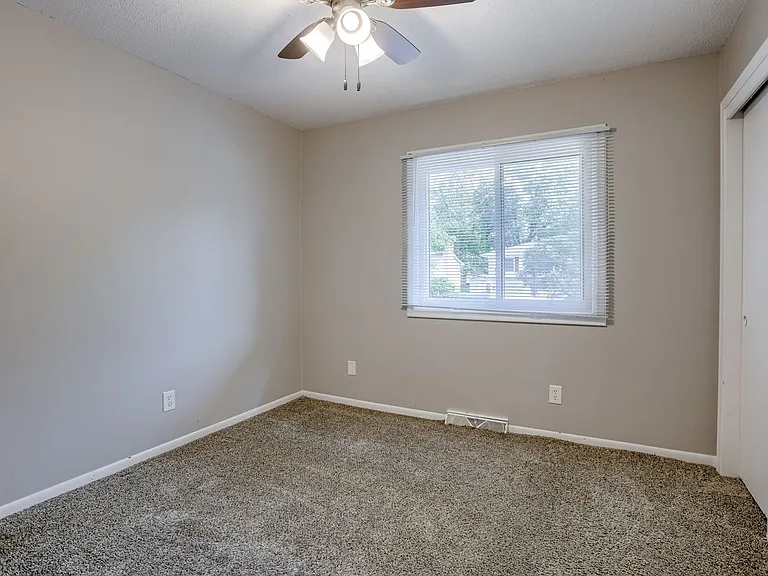 11705 Meredith Ave — Photo 15