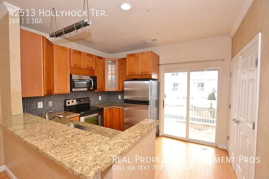 Beautifully Maintained 2 Bedroom 2.5 Bath Townhouse For Rent In the Heart of Ashburn. — Photo 2