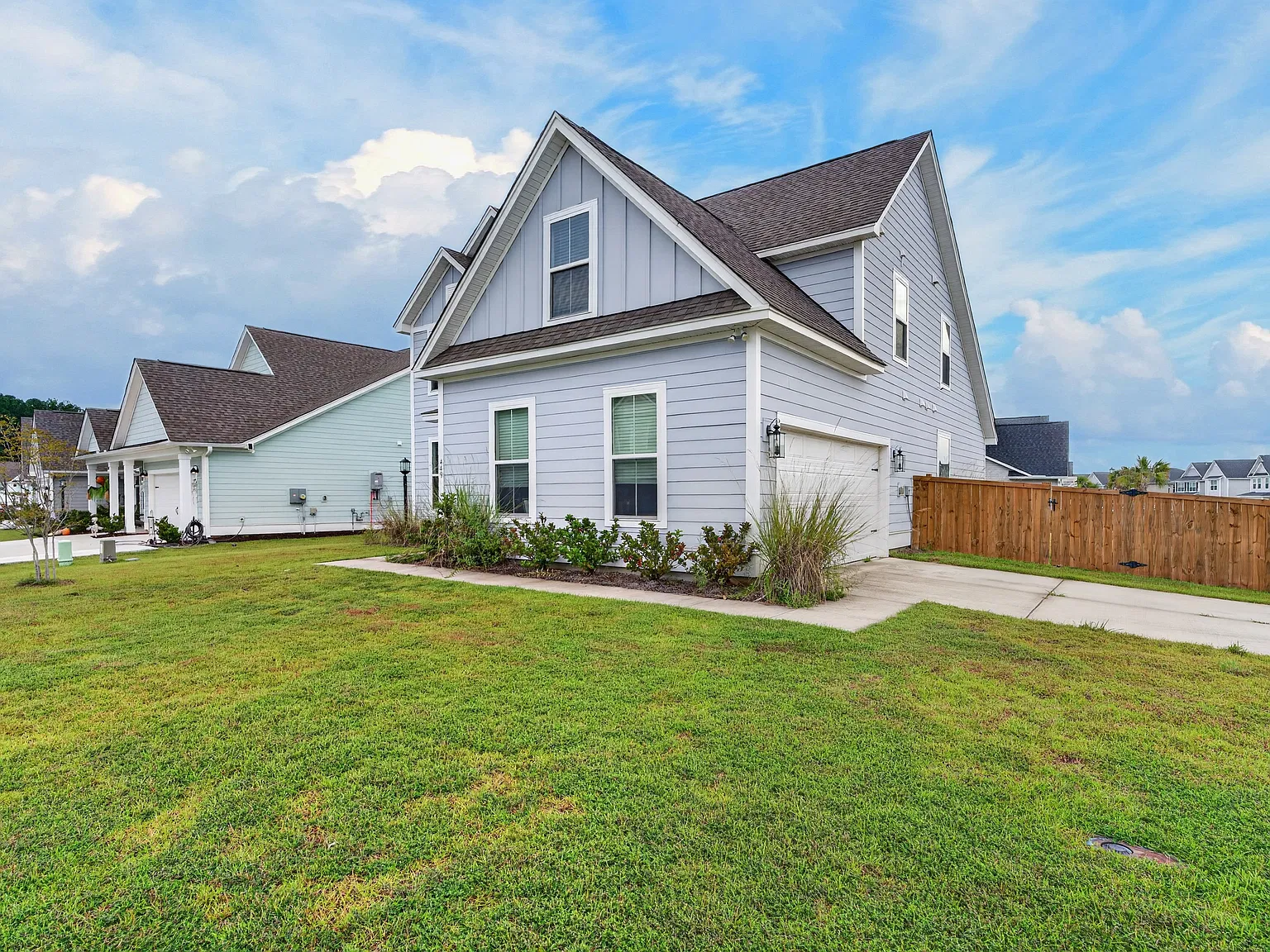 4 bed, 2.5 bath, 2331 sqft, $2,650 — Photo 2