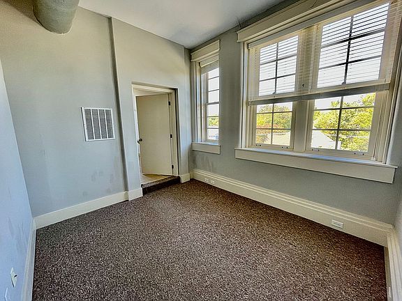 5th image of 140 E Glenwood Ave Unit 304