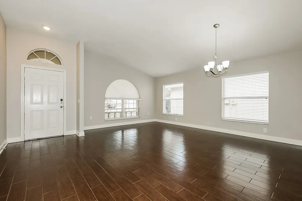 4 bed, 2.0 bath, 1888 sqft, $2,160 — Photo 3