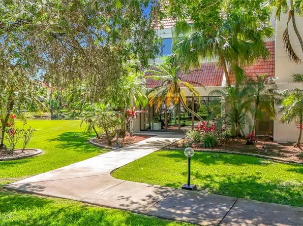 210 Lakeview Dr, Weston, FL