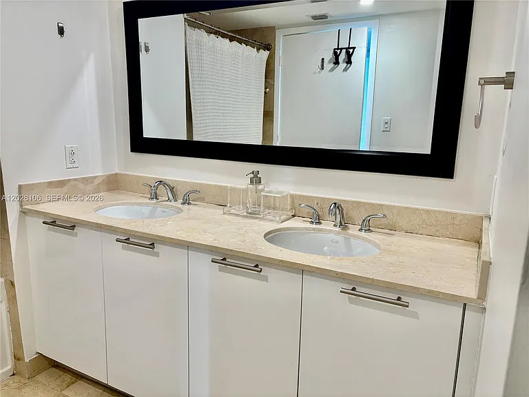1800 N Bayshore Dr #905 — Photo 19