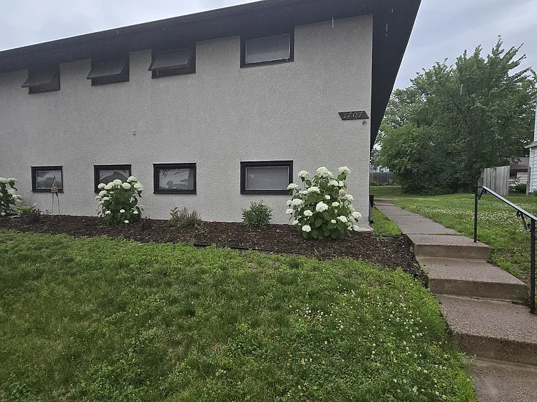 1707 Thomas Ave W #4 — Photo 1