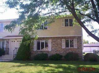 104 Heather Ln, Mankato, MN 56001