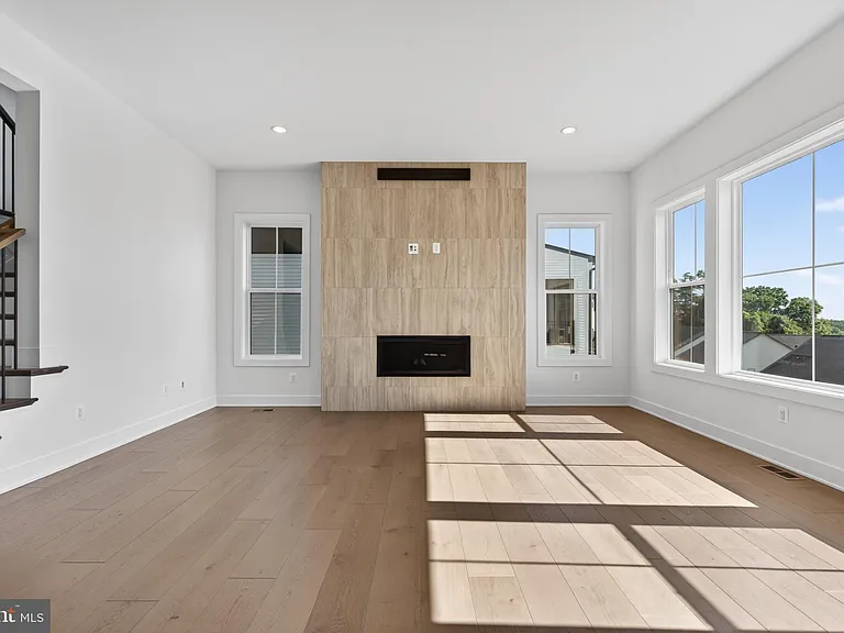861 N Manchester St — Photo 25