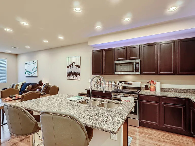 4722 N Kittredge St #2 — Photo 5